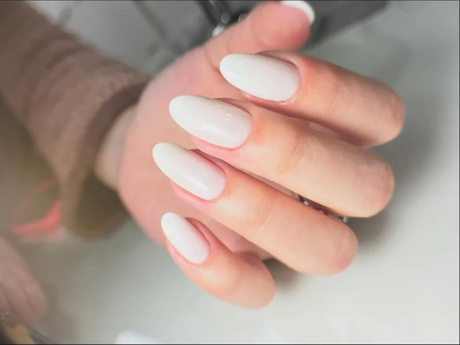 Uñas blancas de acabado natural realizadas por María Suárez