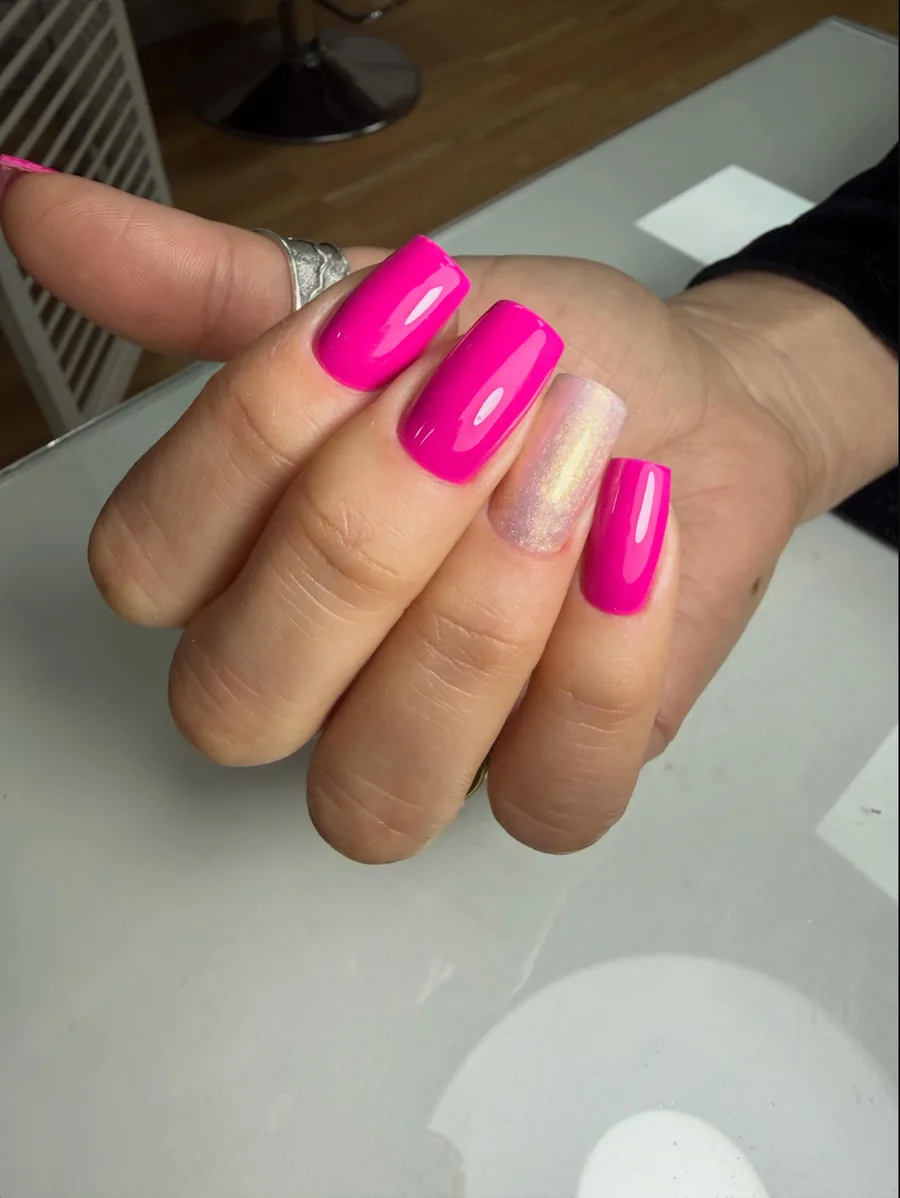 Uñas fucsia con acento luminoso realizadas por María Suárez